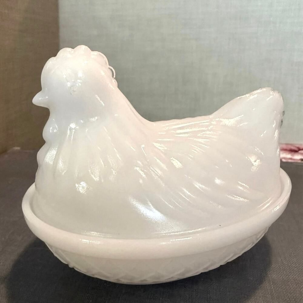 Vintage 1940sโ1950s Hazel Atlas Milk Glass Hen on Nest โข Small Size